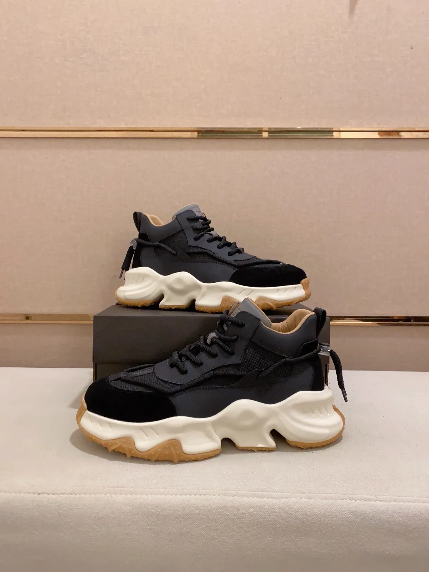 Factory price: 760💰(high-end goods) UGG❄️❄️The latest fashionable men's shoes👟 1:1⃣️Quality, fabric: high-end quality first-layer cowhide imported from Europe. Lining: wool lining, sole: pure imported foam outsole. ❤️High-end goods, fine workmanship, trendy and fashionable. The fit is very classy. If you know the goods, you will not be able to refuse😍😍Number of codes: 39-44